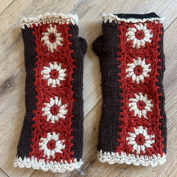 Mittens - Picture 3 of 4